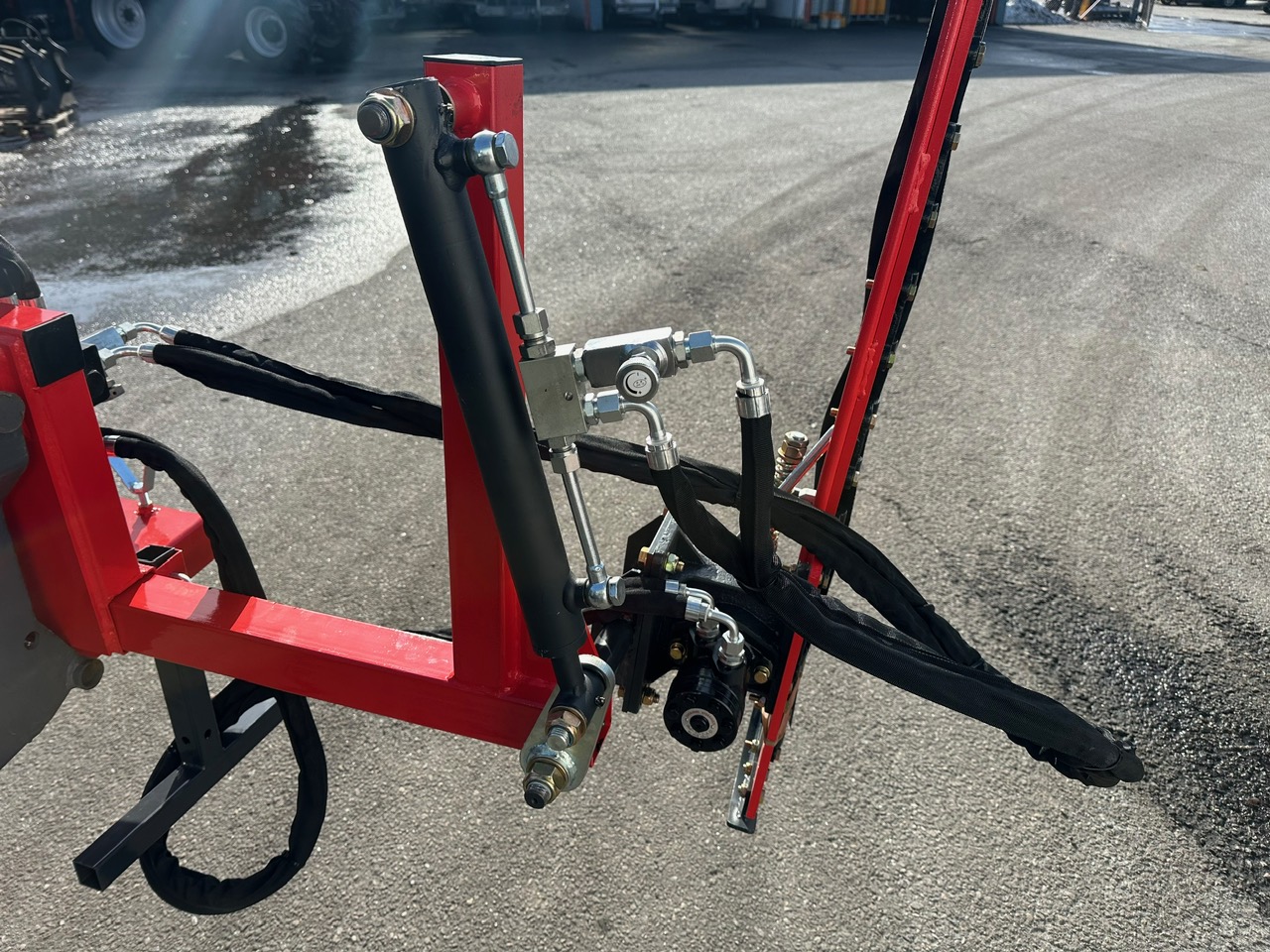 Hydraulikcylinder monteret på rød ramme med flowregulator